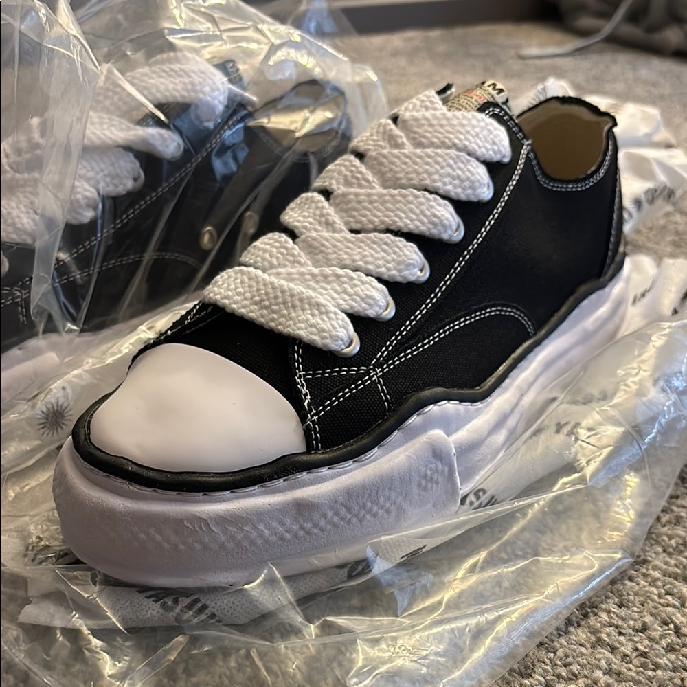 Brand new size 10 men’s sneakers. Black and white fashionable shoe